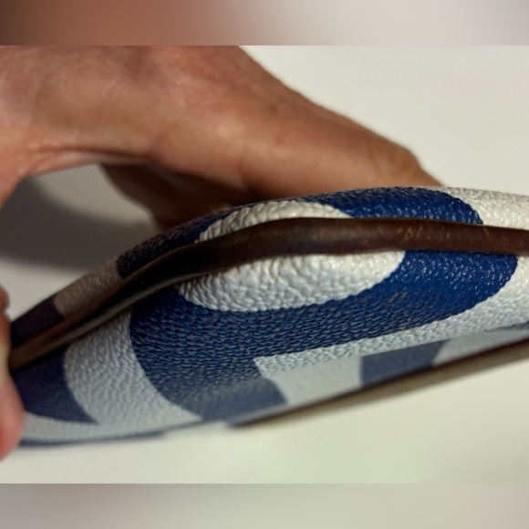 Dooney & Bourke EUC Blue and White Chevron Change Purse - Picture 8 of 12